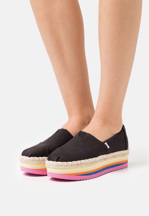 Sorte kanvas espadrille-sko med en flettet jute-sål og en flerfarvet platform. Har elastiske sideindsatser for nem påklædning.