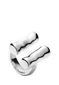 Anillo de metal plateado que presenta dos acentos cilíndricos y texturizados en la parte superior. La banda es lisa y circular, reflejando la luz con un acabado pulido.