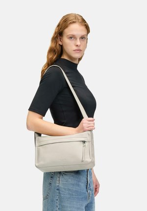 Hellgraue Leder-Schultertasche mit langem Tragegurt, rechteckiger Form, Vordertasche mit Reißverschluss und glatter Textur.