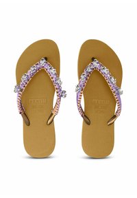 Tongs violettes et beiges avec des sangles tressées, ornées de pierres décoratives transparentes. Les semelles en caoutchouc présentent un motif texturé pour une meilleure adhérence.