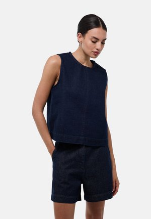 Haut sans manches bleu marine en denim, avec un col rond et une coupe oversized, associé à un short assorti. Design minimaliste.
