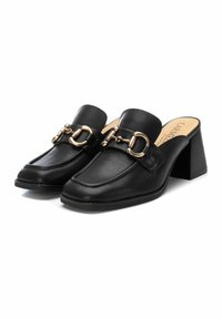 Mules de cuero negro con un alto tacón cuadrado, con un acento de cadena en tono dorado y detalles de costura a lo largo del empeine. Textura suave.