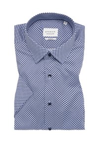 Camicia da uomo azzurra a fantasia con vestibilità slim, caratterizzata da un design geometrico in varie tonalità, colletto classico e bottoni neri.