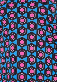 Tela negra con un patrón geométrico de hexágonos rosas y triángulos azules, contorneados en blanco, creando un diseño audaz y vibrante.