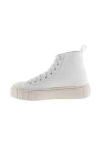 Sneaker alta bianca in tela con una spessa suola in gomma beige, occhielli prominenti e una linguetta sul retro per facilitare l'indossamento.