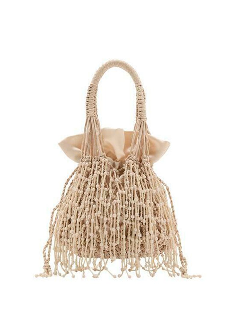 Gewebte beige Handtasche mit einem strukturierten Design, ausgestattet mit einem gerafften Satin-Innenfutter und fransenähnlichen Details, abgerundet mit zwei geflochtenen Griffen.