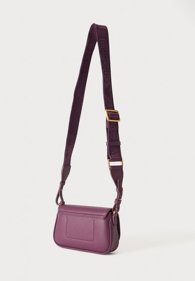 Μωβ δερμάτινο τσαντάκι crossbody με φαρδιά ρυθμιζόμενη λουρίδα που φέρει ανάγλυφο όνομα επωνυμίας και λεπτομέρειες σε χρυσαφί χρώμα.
