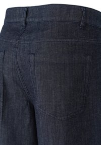 Dunkelblaue Denim-Jeans mit einer taillierten Passform. Sie verfügen über zwei Gesäßtaschen und sichtbare Nähte. Der Stoff hat eine dezente Textur.