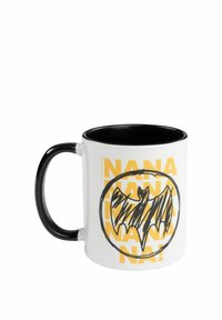 Tazza in ceramica con manico nero; corpo bianco caratterizzato da un motivo testuale giallo "NANA" e un disegno nero di un pipistrello all'interno di un contorno circolare.