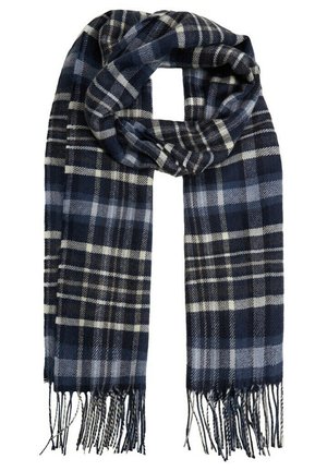 Écharpe à carreaux bleu marine avec des rayures blanches et grises, tissu doux, pliée avec des extrémités frangées pendantes.