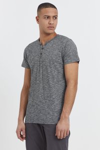 Grå, kortærmet henley skjorte lavet af tekstureret stof, der har tre brune knapper på stolpen og en afslappet pasform.