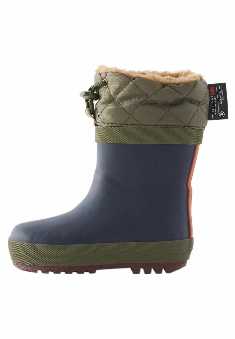 Botte de pluie en caoutchouc avec un corps bleu marine, un revers matelassé kaki et des accents vert olive. Présente une semelle texturée pour l'adhérence et un cordon de serrage.