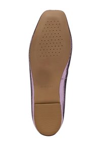 Suola in gomma marrone con superficie texturizzata, caratterizzata da piccole perforazioni circolari, circondata da una tomaia di colore lilla. Visibile il marchio Geox.