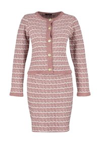 Tailleur jupe en tweed rose et blanc avec manches longues, boutons dorés et encolure ronde.