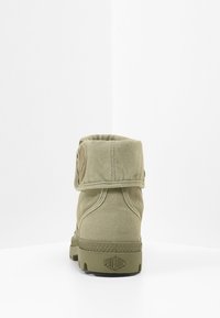 Khaki botki za kostkę wykonane z płótna, z odwijanym mankietem i okrągłym logo. Posiadają teksturowaną gumową podeszwę i logo z tyłu.