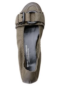 Chaussure plate en cuir texturé vert olive avec boucle noire et détail d'anneau métallique rond sur le dessus, semelle intérieure noire rembourrée avec texte de la marque en blanc.
