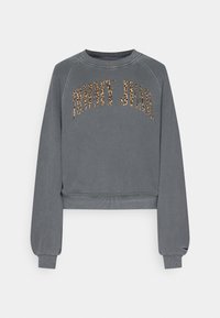 Grå kort sweatshirt med "TOMMY JEANS" i leopardmönster över bröstet. Långa ärmar med ribbad mudd. Minimalistisk design.