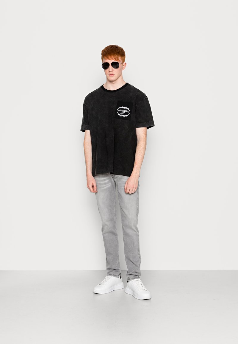 Herren T-Shirts basic | Good For Nothing ACID BRANDED POCKET T-Shirt print grey/grau - NN10774 Herren T-Shirts basic | Good For Nothing ACID BRANDED POCKET T-Shirt print grey/grau - NN10774