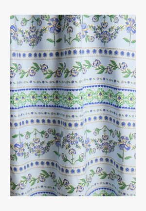 Svetlomodrá látka obsahuje kvetinové vzory v odtieňoch modrej a zelenej, s horizontálnymi pruhmi a zložitými detailami po celom povrchu.