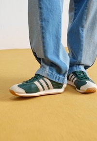 adidas Originals COUNTRY OG - Αθλητικά παπούτσια - collegiate green/off white/silver metallic