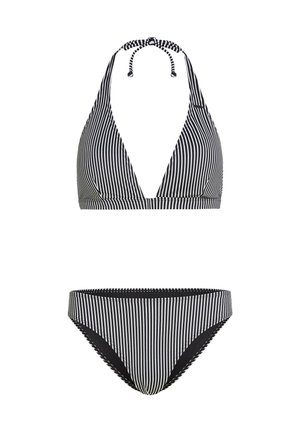 Ensemble bikini rayé en noir et blanc. Le haut présente un col halter avec un décolleté en V profond. Le bas a des rayures assorties avec une ceinture élastique.