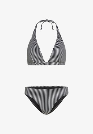 Ensemble bikini rayé en noir et blanc. Le haut présente un col halter avec un décolleté en V profond. Le bas a des rayures assorties avec une ceinture élastique.