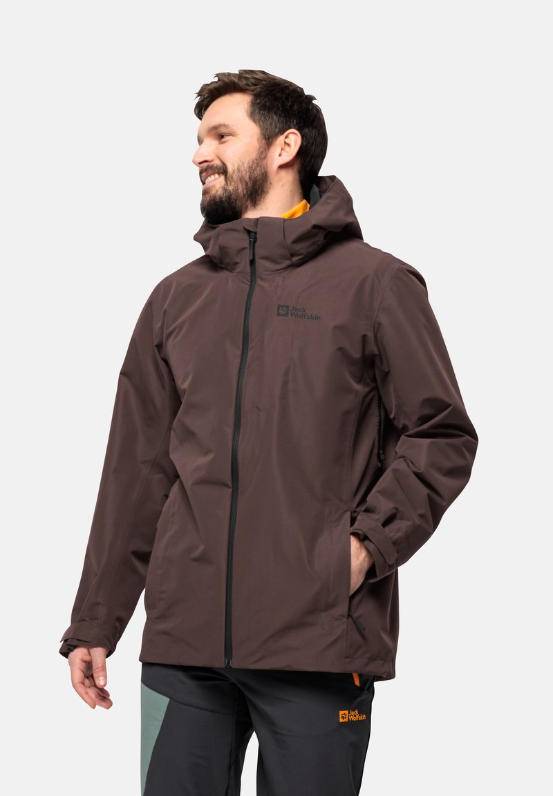 Giacca impermeabile marrone con cappuccio, dotata di zip frontale e dettaglio del logo. Tessuto liscio, progettata per l'uso all'aperto.