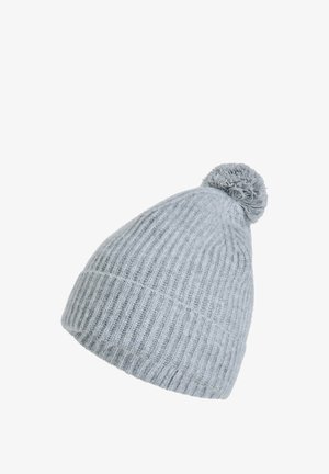 Berretto lavorato a maglia grigio con una texture a coste e un pompon peloso sulla cima, realizzato in un materiale morbido e caldo, ideale per il tempo freddo.