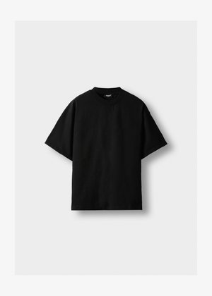 T-shirt nera oversize a maniche corte con collo rotondo, posata piatta su uno sfondo bianco semplice.