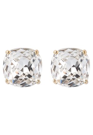 Dva náušnice s čirými drahokamy ve tvaru polštářků, upevněné ve čtyřech zlatých drápcích na bílém pozadí.