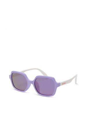Lunettes de soleil carrées violettes avec branches blanches et verres teintés inclinées vers la droite sur un fond blanc.