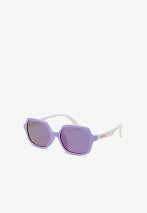 Lila quadratische Sonnenbrille mit weißen Bügeln und getönten Gläsern, nach rechts geneigt, auf weißem Hintergrund.