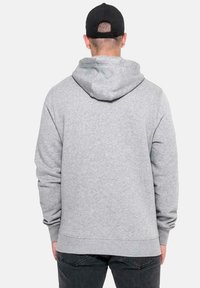 New Era Jersey con capucha - grau