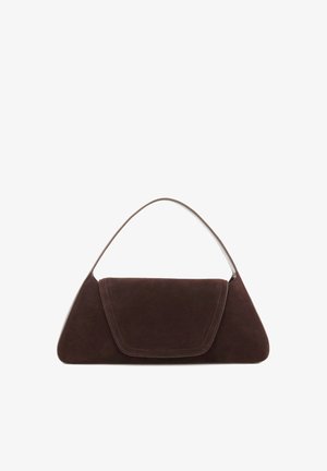 Geantă de mână din piele întoarsă maro, cu formă triunghiulară, clapetă pliabilă și mâner subțire. Textură netedă, cu cusături curate și accesorii minimale.