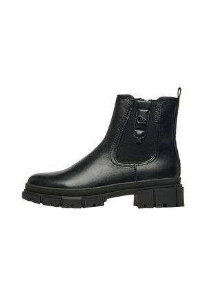 Bottine noire en cuir avec semelle à crampons épaisse, panneau latéral élastique et languette avec petit détail logo métallique sur fond blanc.