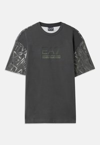 Pilkas medvilninis marškinėliai trumpomis rankovėmis, su raštuotu audiniu ant rankovių ir centrinis logotipas "EA7 Emporio Armani."