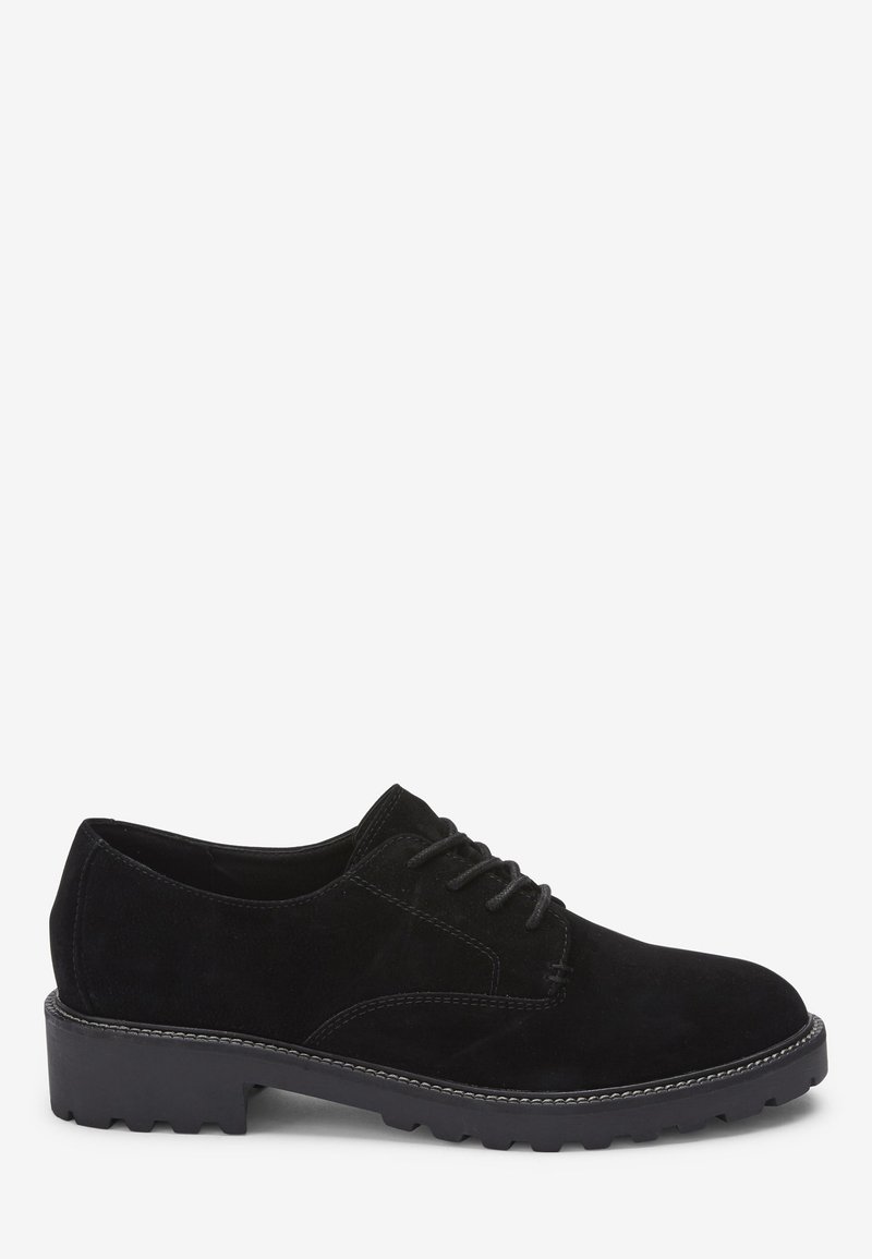 Chaussures en daim noir à lacets, avec un bout arrondi et une semelle en caoutchouc épaisse, présentant des détails de couture subtils et une texture lisse.