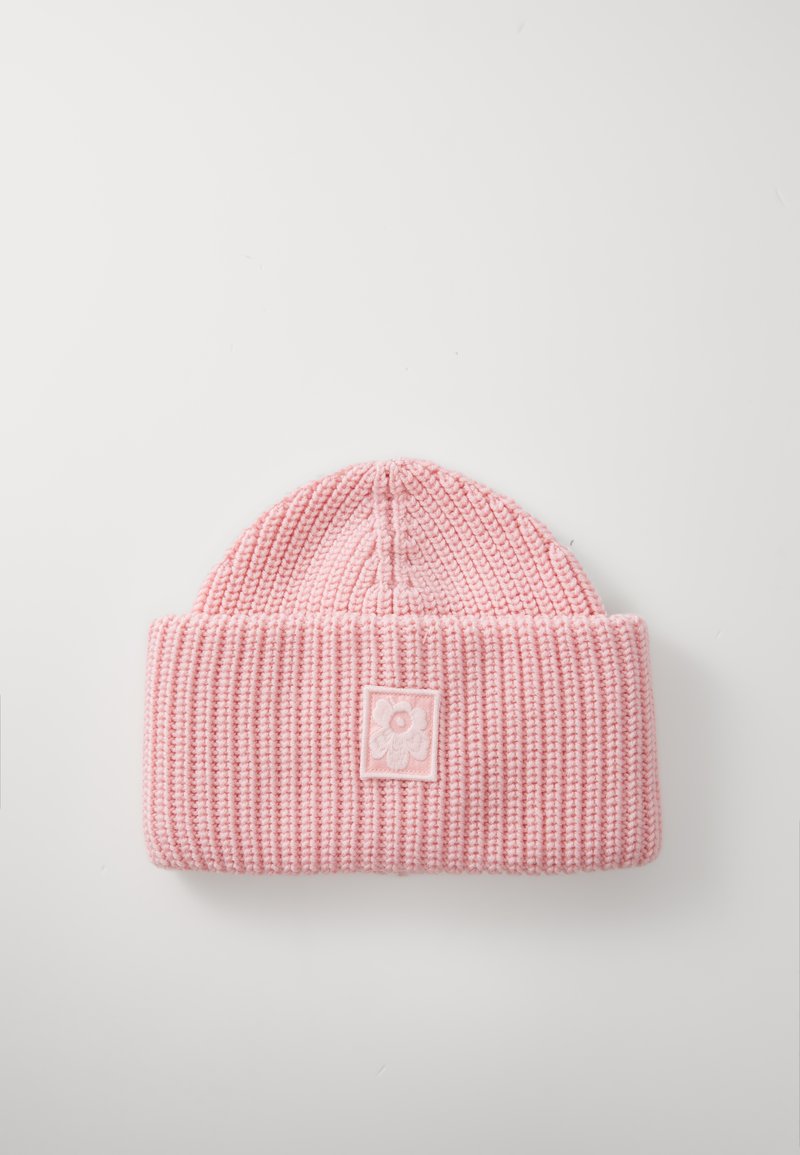 Roosa kudumine beanie koos ribakonstruktsiooniga, millel on voltimisserv ja ruudukujuline päits, millel on lilleline tikand ees.