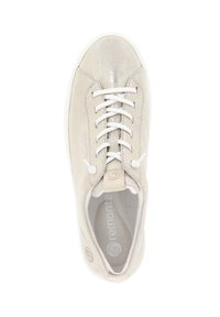 Sneaker beige chiaro con tomaia in pelle liscia, lacci bianchi e suola imbottita. Presenta un dettagli del logo all'interno e una lucentezza sottile.