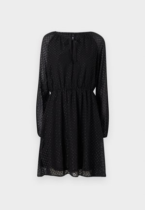 Fekete ruha könnyű, áttetsző anyagból, pöttyös mintázattal. Hosszú ujjak, elasztikus derékpánt és megkötő nyakkivágás jellemzi.