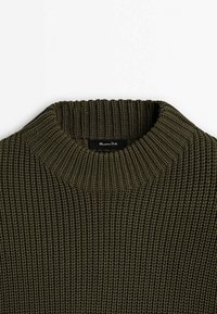 Maglione a maglia in verde oliva scuro, caratterizzato da un collo a coste alto e un motivo di tessuto testurizzato. L'etichetta riporta "Massimo Dutti".