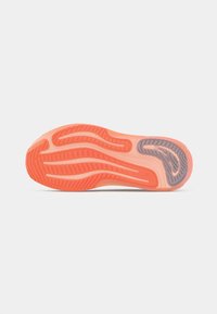 Die Schuhsohle verfügt über eine leuchtend orange Farbe, eine gerillte Textur und einen grauen Akzent. Das Design umfasst Rillen zur Verbesserung von Traktion und Flexibilität.