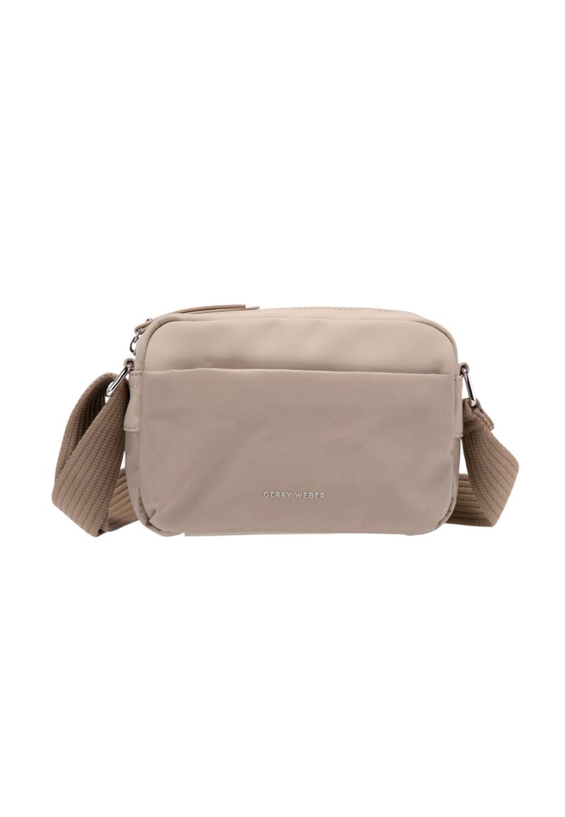 Borsa a tracolla beige realizzata in tessuto morbido, con un compartimento principale con zip e una tracolla intrecciata regolabile. Logo esposto sul fronte.