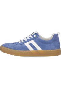 Sneakers en suédine bleue avec des accents blancs, présentant un design basse, des lacets blancs et une semelle en gomme pour plus d'adhérence et de durabilité.