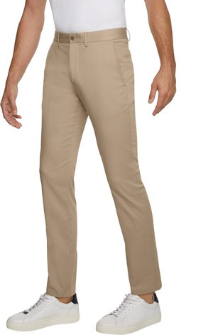 Pantalones caqui con una textura suave, corte ajustado, bolsillos frontales y cierre de botón único. Combinados con zapatillas blancas, con un acento en azul marino.