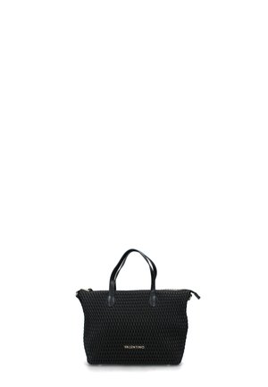 Borsa tote nera intrecciata con due manici in pelle, accessori in argento, logo del marchio impresso sul fronte, dotata di una superficie testurizzata e chiusura con zip.