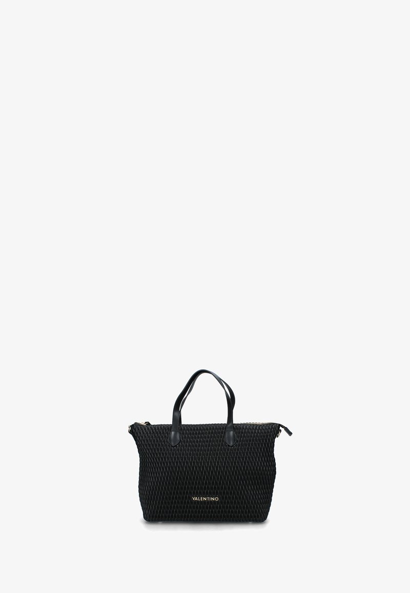 Borsa tote nera intrecciata con due manici in pelle, accessori in argento, logo del marchio impresso sul fronte, dotata di una superficie testurizzata e chiusura con zip.