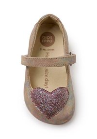 Chaussure de ballet en cuir rose avec un cœur texturé brillant en guise d'accent. Comprend une bride pour un ajustement sécurisé. Semelle intérieure étiquetée "Gios Eppo".