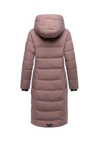 Lang, polstret jakke i blød pink med hætte og ribbede manchetter. Glat tekstur med vandret quiltet mønster. Logo ved sømmen.