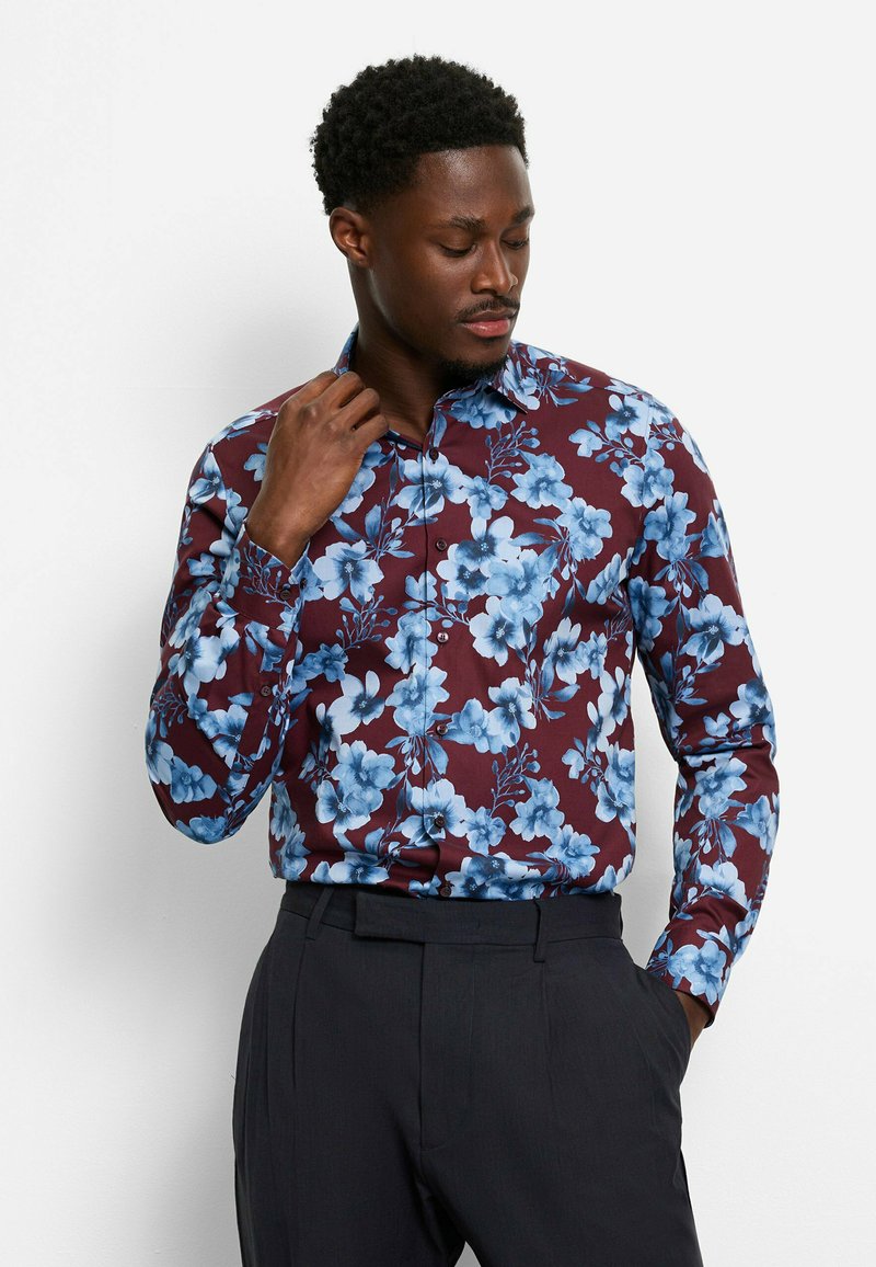 Langärmliges Hemd mit burgunderrotem Hintergrund und großen blauen Blumenmustern. Button-Down-Kragen und taillierte Passform.